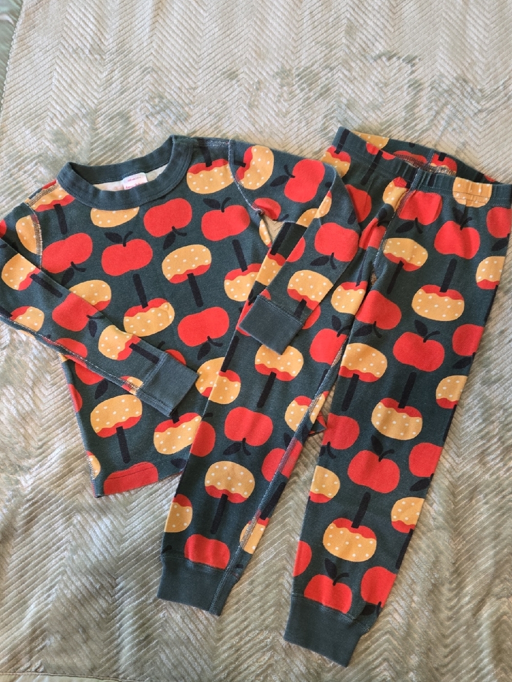 Hanna Andersson Dark Green Kids Pajama Set with Red & Mustard Apple Print